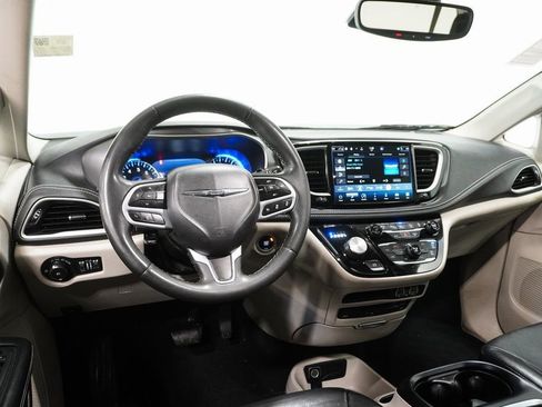 Used 2022 Chrysler Pacifica Touring-L w/ Uconnect Theater Family Group image 19