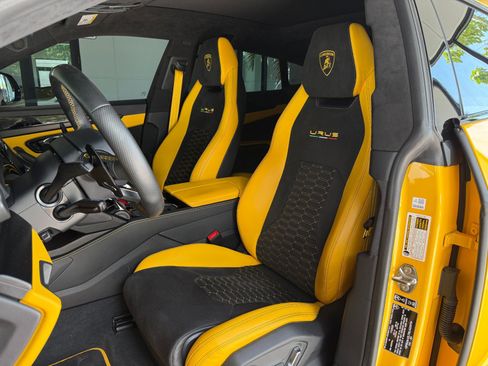 Used 2022 Lamborghini Urus AWD/4WD image 25