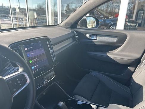 Certified 2025 Volvo XC40 B5 Plus AWD/4WD image 19