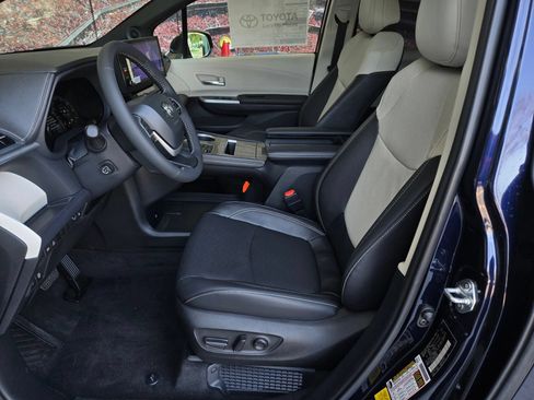Certified 2026 Toyota Sienna Limited FWD image 19