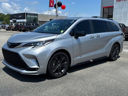 Used 2023 Toyota Sienna XSE FWD image 7