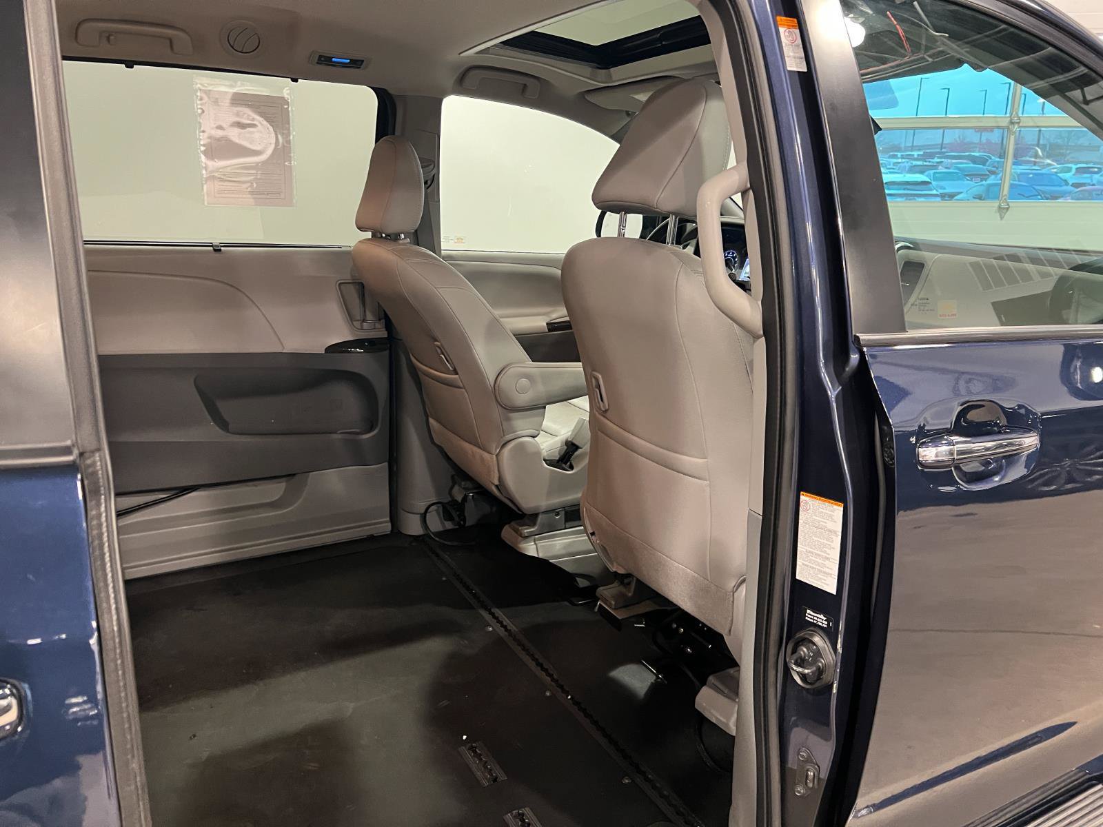 Used 2018 Toyota Sienna XLE w/ XLE Navigation Package FWD image 34