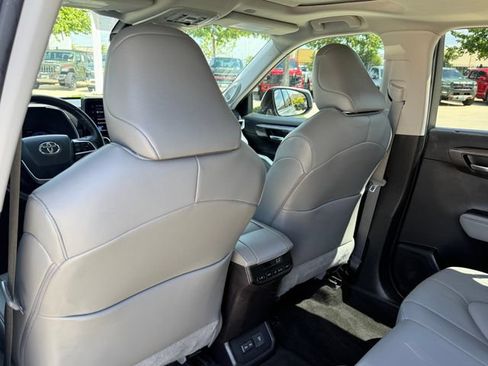 Used 2023 Toyota Highlander Limited FWD image 26