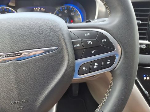 Used 2023 Chrysler Pacifica Touring-L FWD image 21