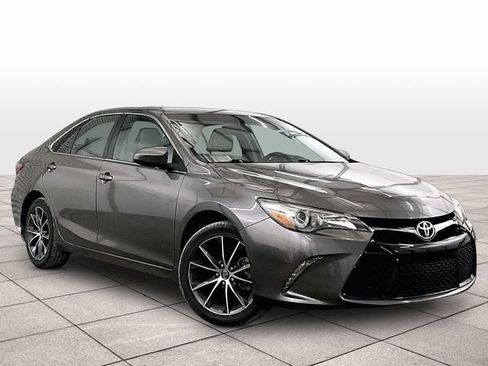 Used 2017 Toyota Camry XSE w/ Moonroof Package FWD image 2