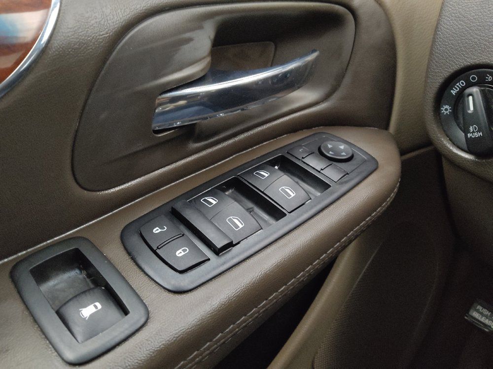 Used 2015 Chrysler Town & Country Touring FWD image 27