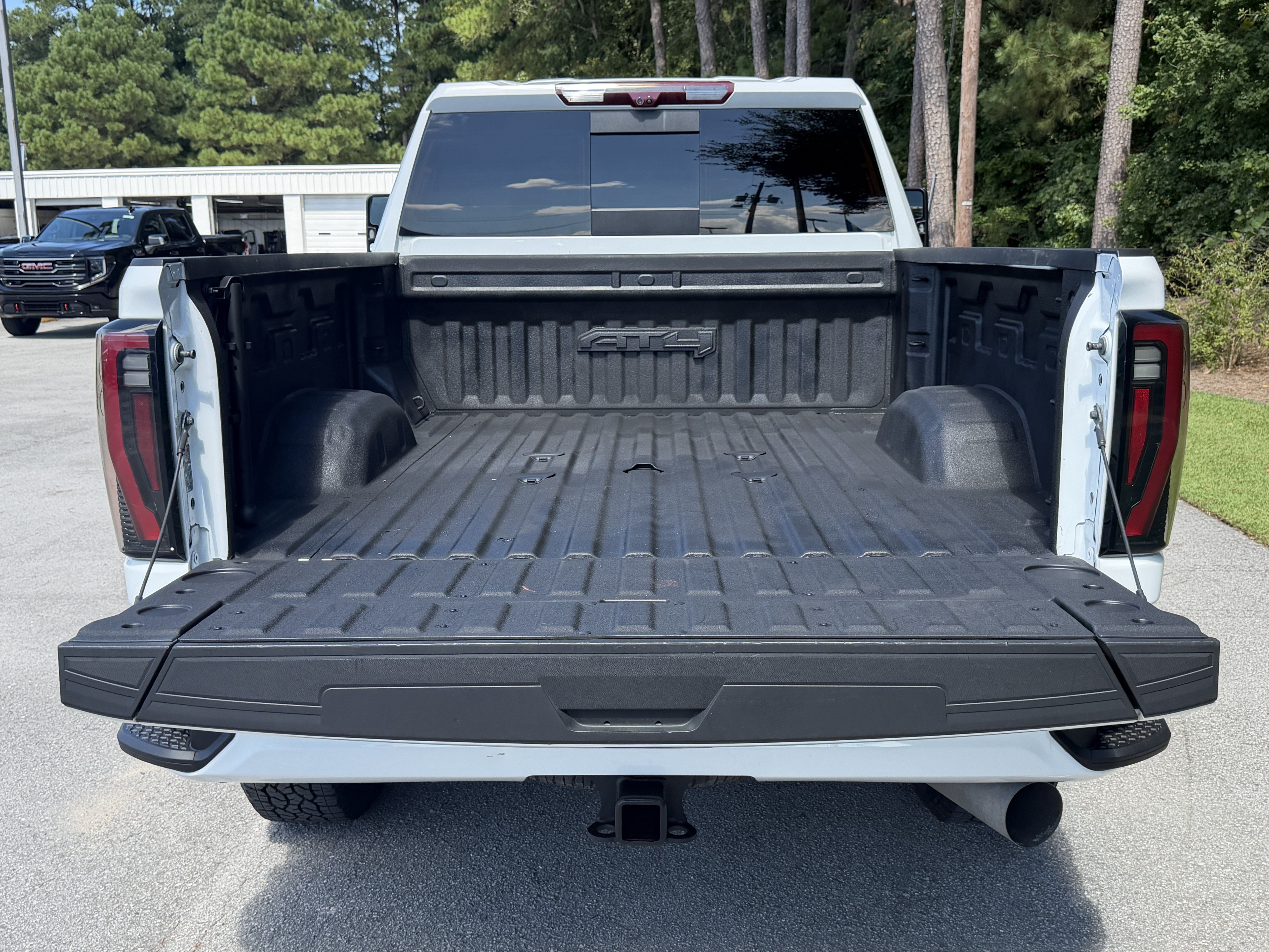Used 2024 GMC Sierra 2500 AT4 w/ AT4 Premium Plus Package AWD/4WD image 4