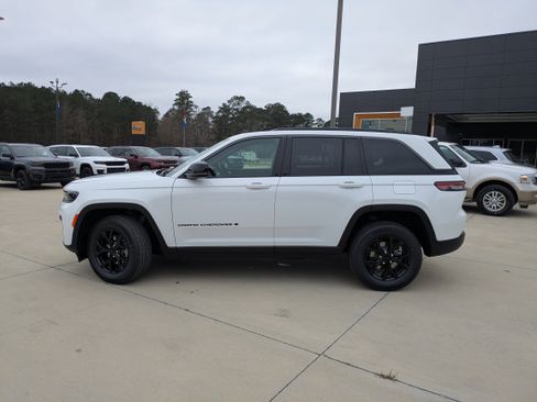 New 2026 Jeep Grand Cherokee Altitude image 5