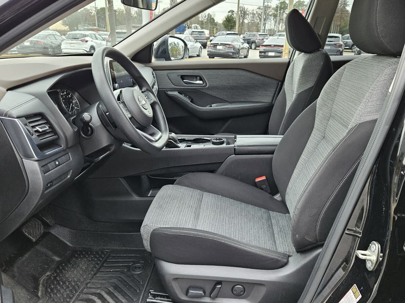 Used 2023 Nissan Rogue SV AWD/4WD image 3