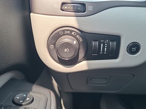 Used 2020 Jeep Cherokee Limited FWD image 21