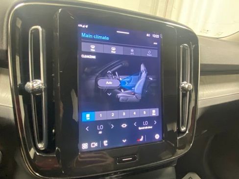 Used 2025 Volvo XC40 B5 Core image 23