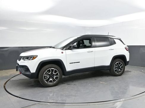 Used 2025 Jeep Compass Trailhawk AWD/4WD image 9