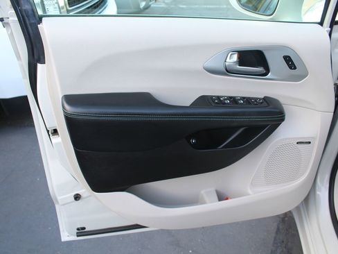 Used 2020 Chrysler Pacifica Limited w/ Advanced Safetytec Group FWD image 14