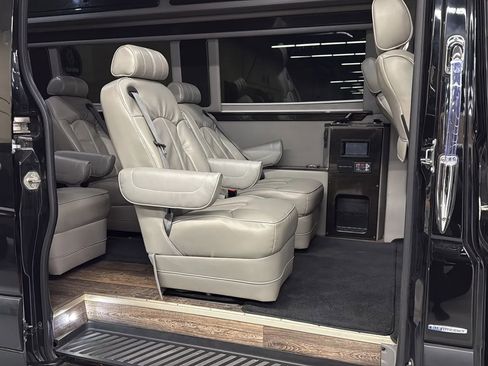 Used 2016 Mercedes-Benz Sprinter 2500 image 32