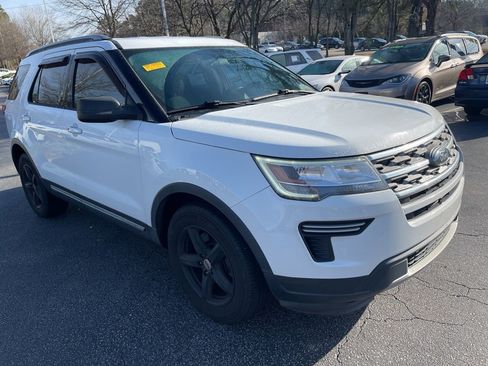 Used 2018 Ford Explorer XLT image 4