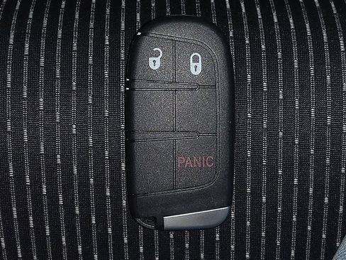 Used 2019 Dodge Journey SE image 32