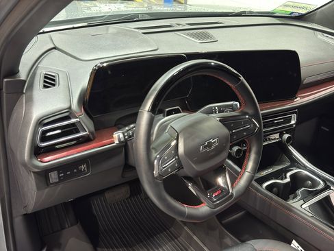 Used 2025 Chevrolet Traverse RS image 21