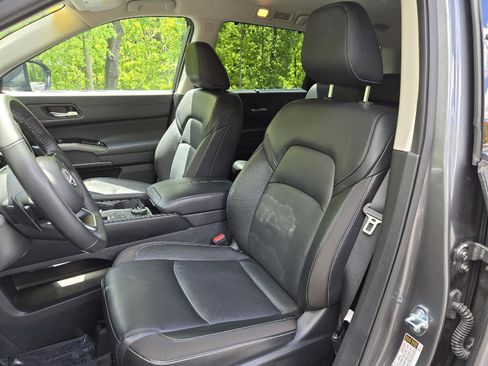 Used 2025 Nissan Pathfinder SL AWD/4WD image 13