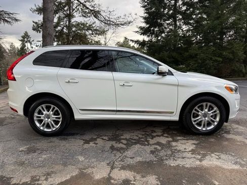 Used 2015 Volvo XC60 T5 Premier w/ Proximity Package image 4