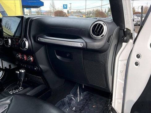 Used 2015 Jeep Wrangler Unlimited Sahara w/ Connectivity Group image 19