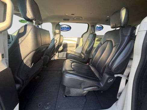 Used 2023 Chrysler Pacifica Touring-L FWD image 12