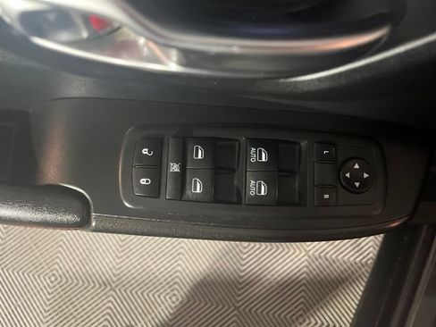 Used 2019 Jeep Cherokee Trailhawk w/ Comfort/Convenience Group AWD/4WD image 18