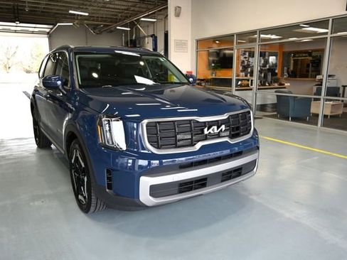 Used 2023 Kia Telluride S w/ S Sunroof Package image 3