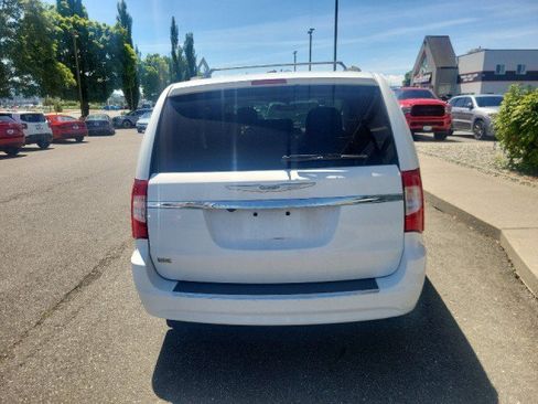 Used 2015 Chrysler Town & Country Limited FWD image 4