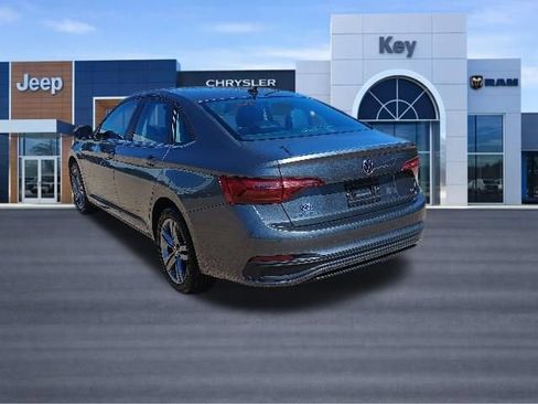 Used 2024 Volkswagen Jetta SE FWD image 3