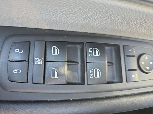 Used 2024 Chrysler Pacifica Touring-L image 27