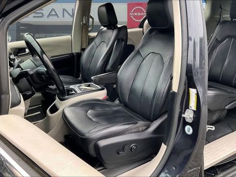 Used 2021 Chrysler Pacifica Touring-L FWD image 21