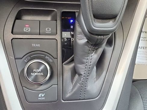 Used 2025 Toyota RAV4 LE image 32