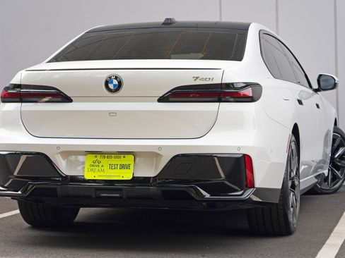 Used 2023 BMW 740i w/ Parking Assistance Package RWD image 5