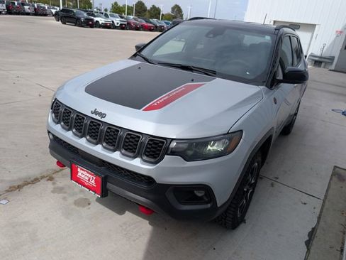 Used 2025 Jeep Compass Trailhawk AWD/4WD image 33