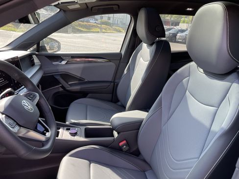 New 2026 Volkswagen Tiguan SE R-Line FWD image 15