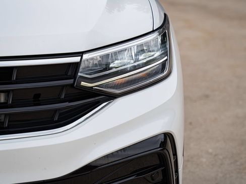 Certified 2023 Volkswagen Tiguan SE R-Line AWD/4WD image 3
