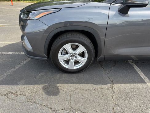 Used 2025 Toyota Highlander LE FWD image 31