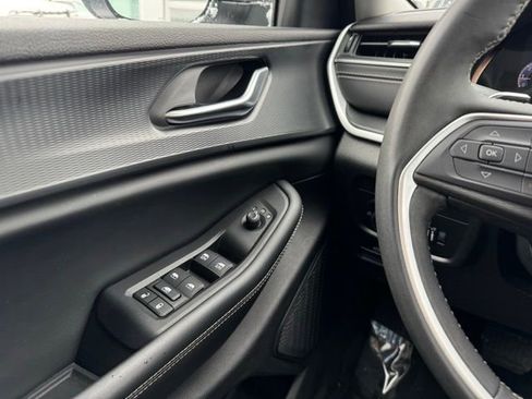 Used 2023 Jeep Grand Cherokee Laredo image 32