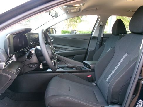 Used 2023 Hyundai Elantra SE FWD image 10