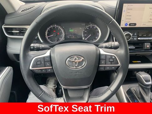 Used 2023 Toyota Highlander XLE AWD/4WD image 19
