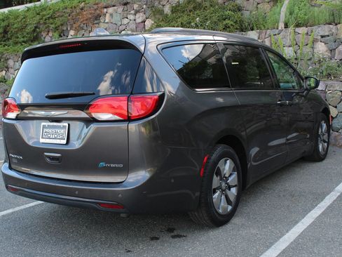 Used 2018 Chrysler Pacifica Limited w/ Advanced Safetytec Group FWD image 9