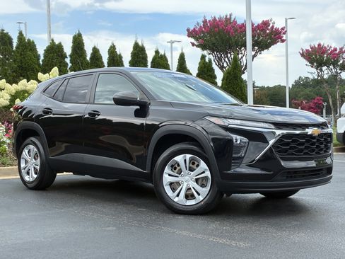 Used 2024 Chevrolet Trax LS FWD image 2