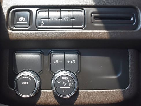 Used 2024 GMC Yukon XL SLT RWD image 17