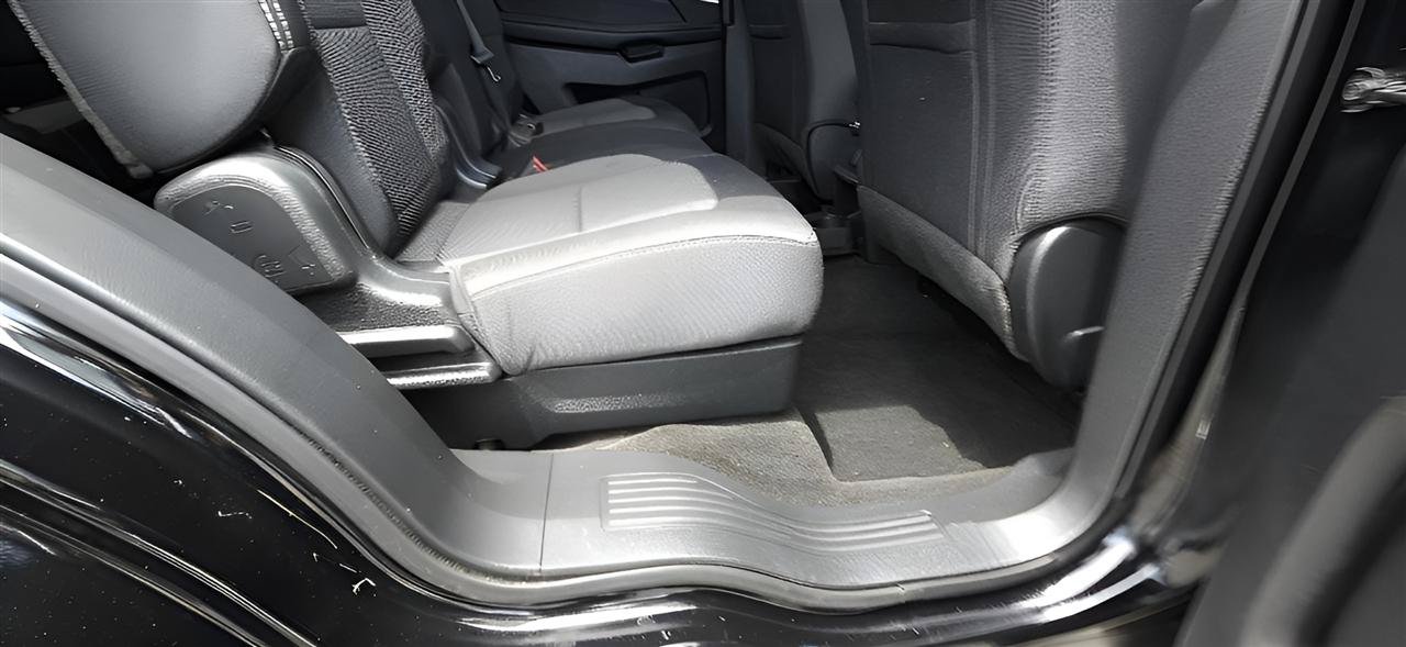 Used 2017 Ford Explorer XLT w/ Equipment Group 201A AWD/4WD image 32