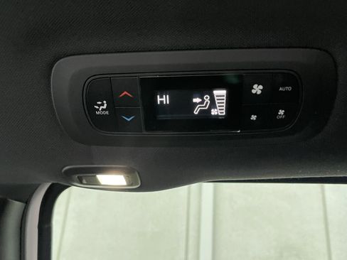 Used 2023 Chrysler Pacifica Limited w/ S Appearance Package image 17