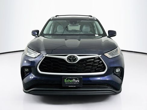 Used 2023 Toyota Highlander XLE FWD image 2