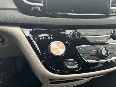 Used 2024 Chrysler Pacifica Touring-L image 43