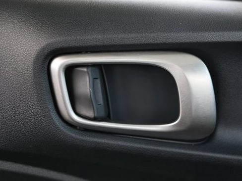 Used 2023 Hyundai Venue SEL FWD image 16