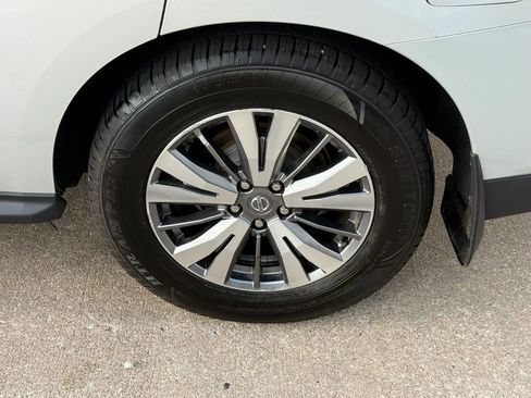 Used 2019 Nissan Pathfinder S image 40