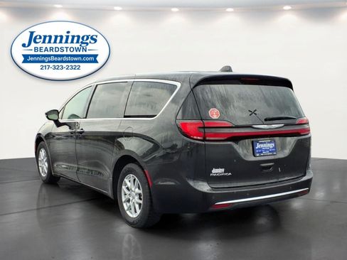 Used 2023 Chrysler Pacifica Touring-L FWD image 3
